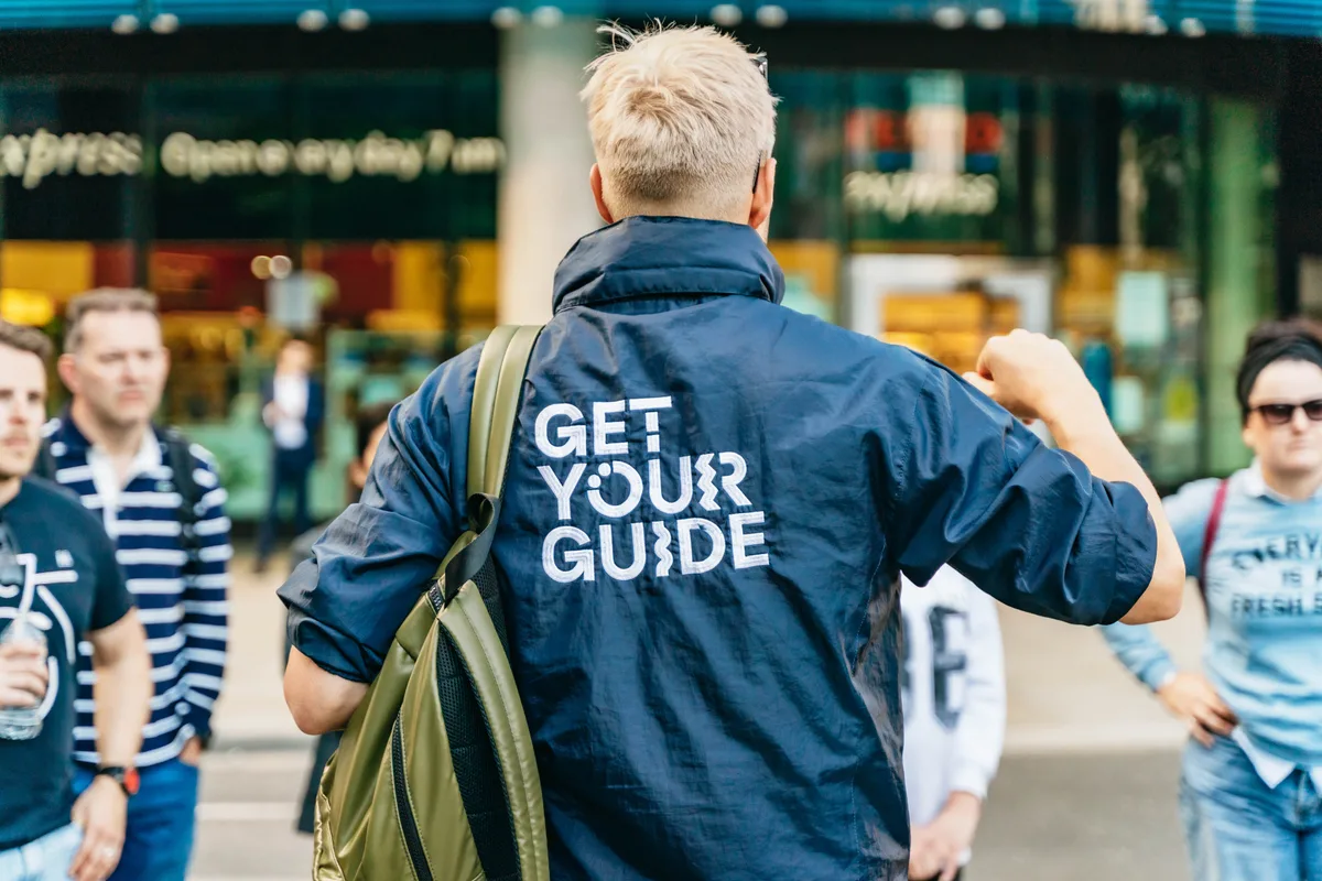 Ein Mann mit einer Jacke mit der Aufschrift Getyourguide.